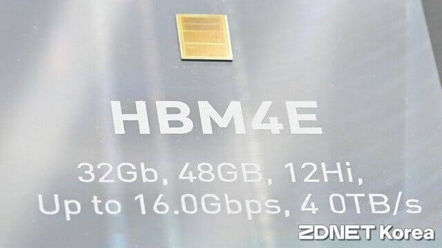 SK하이닉스 HBM4E 12단 샘플. (사진=지디넷코리아)