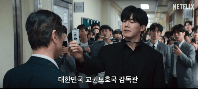 드라마 참교육은 원작과 다르게 다양한 '빌런'을 등장시켜 교육 문제를 어느 한쪽의 잘못으로만 몰아가지 않고 교육 시스템 전반의 문제를 다뤘다.