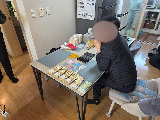 경찰이 피의자 주거지에서 압수한 물품의 모습. 경찰청 제공