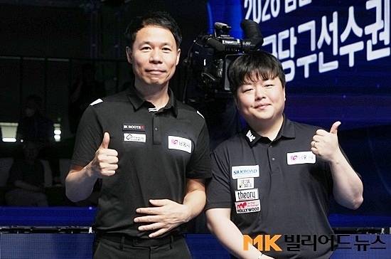 ‘2026 남원 전국당구선수권’ 남자 캐롬3쿠션 결승전에서 치열한 접전을 펼친 허정한(왼쪽)과 조명우가 시상식을 앞두고 포즈를 취하고 있다.