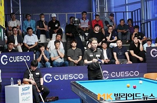 허정한과 조명우의 결승전을 지켜보고 있는 관중들.