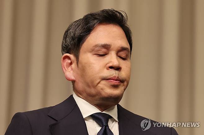 굳은 표정의 정용진 회장 (서울=연합뉴스) 서대연 기자 = 정용진 신세계그룹 회장이 26일 서울 강남구 조선팰리스 호텔에서 스타벅스의 '탱크데이' 논란과 관련해 사과문 발표를 위해 단상에 오르며 굳은 표정을 짓고 있다. 2026.5.26 dwise@yna.co.kr