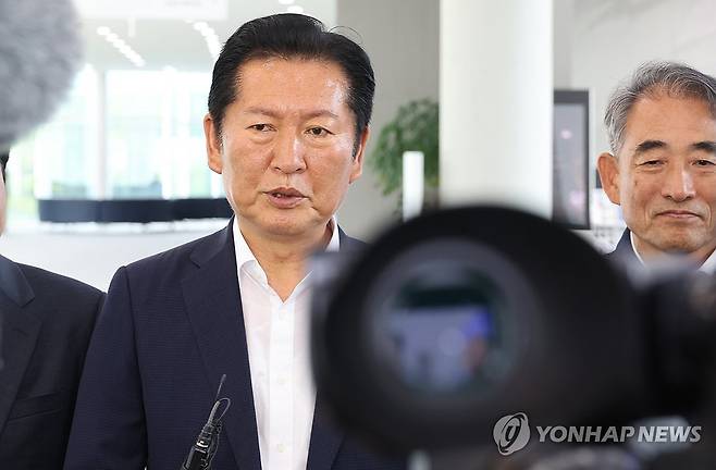입장 밝히는 정청래 전 대표 (정읍=연합뉴스) 최영수 기자 = 정청래 전 더불어민주당 대표가 25일 전북 정읍시 아우름캠퍼스에서 열린 전북지역 당선인 워크숍에 참석해 기자들에게 입장을 말하고 있다. 2026.6.25 kan@yna.co.kr