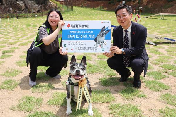 26일 김해댕댕파크에서 열린 경남사랑의열매 착한펫 가입식에서 (왼쪽부터) 보호자 강승경 씨와 반려견 강방울, 박은덕 경남사회복지공동모금회 사무처장이 기념촬영을 하고 있다. /경남사회복지공동모금회