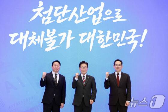 최태원 SK그룹 회장(왼쪽부터), 이재명 대통령, 이재용 삼성전자 회장이 29일 청와대 영빈관에서 열린 '대한민국 대도약 3대 메가프로젝트 국민보고회'에서 손을 맞잡고 있다. 2026. 6. 29/뉴스1 허경 기자