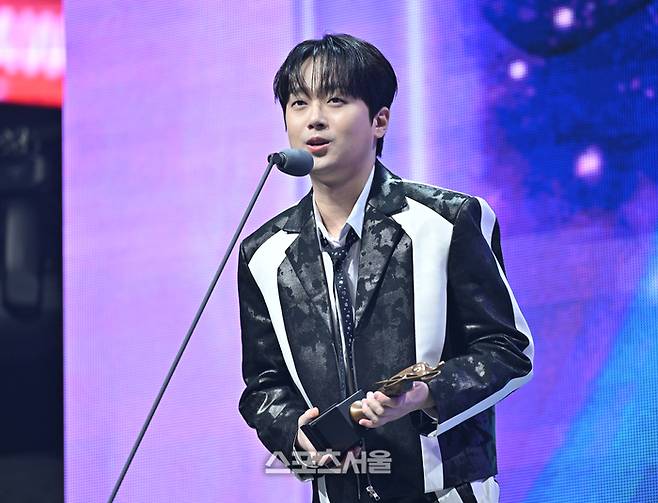 이찬원이 20일 인천 중구 인스파이어 아레나에서 열린 제35회 서울가요대상에서 트로트상을 수상한 뒤 소감을 밝히고 있다. 2026. 6. 20. 인천 | 최승섭기자 thunder@sportsseoul.com