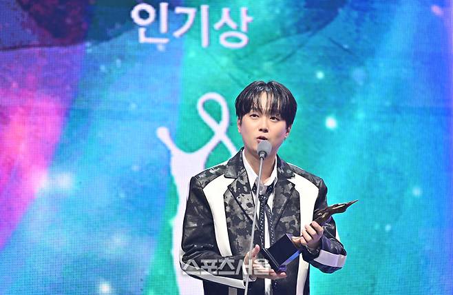 이찬원이 20일 인천 중구 인스파이어 아레나에서 열린 제35회 서울가요대상에서 인기상을 수상한 뒤 소감을 밝히고 있다. 사진 | 최승섭기자