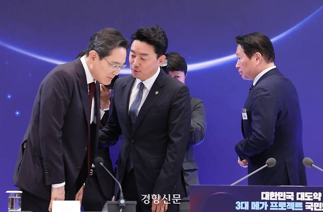 이재용 삼성전자 회장과 강훈식 대통령비서실장이 29일 청와대에서 열린 ‘대한민국 대도약 3대 메가프로젝트 국민보고회’에서 이야기를 나누고 있다. 청와대사진기자단