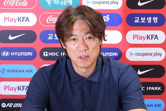 2026 북중미 월드컵에서 32강 진출에 실패한 한국축구국가대표팀의 홍명보 감독이 28일(현지시간) 멕시코 사포판 치바스 바예 베르데에서 기자회견을 하며 사퇴 의사를 밝히고 있다. / 사진=연합뉴스