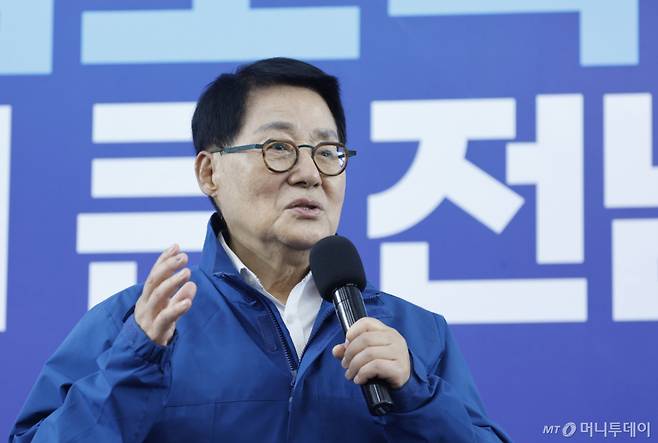 (광주=뉴스1) 김태성 기자 = 박지원 국회의원이 10일 광주 서구에서 열린 '민형배 전남광주특별시장 선대위 출범식'에서 축사를 하고 있다. 2026.5.10/뉴스1 Copyright (C) 뉴스1. All rights reserved. 무단 전재 및 재배포, AI학습 이용 금지. /사진=(광주=뉴스1) 김태성 기자