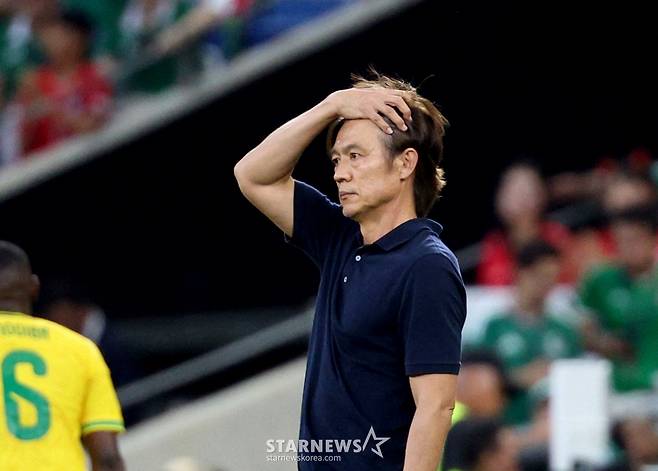 2026 북중미월드컵 A조 3차예선 대한민국 대 남아공 경기가 25일(한국시간) 멕시코 몬테레이 에스타디오 BBVA에서 열렸다. 홍명보 감독이 남아공에 0-1로 패색이 짙어지자 당혹해하고 있다./사진=김진경 대기자