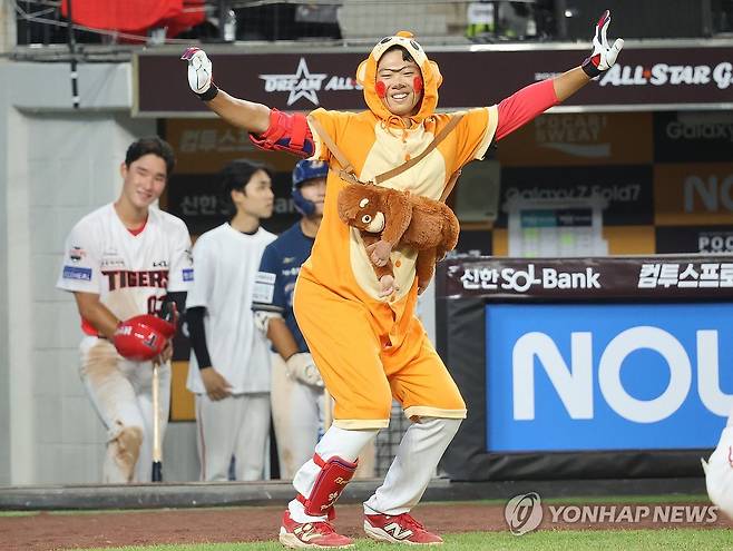 춤추는 남부 올스타 박재현 (대전=연합뉴스) 강수환 기자 = 11일 오후 대전 한화생명볼파크에서 열린 '2025 KBO 퓨처스 올스타전' 북부 올스타와 남부 올스타의 경기. 8회초 남부 공격 1사 1루 상황에서 KIA 박재현이 코스튬 옷을 입고 춤을 추며 마운드에 올라서고 있다. 2025.7.11 swan@yna.co.kr