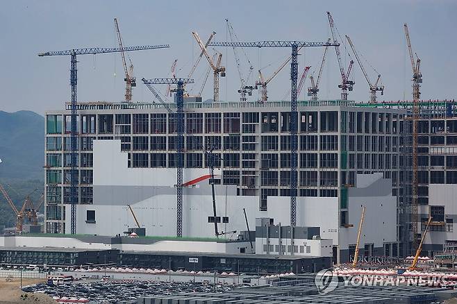 서남권 반도체 대규모 투자 계획 발표한 정부 (용인=연합뉴스) 서대연 기자 = 이재명 대통령이 29일 청와대에서 열린 3대 메가프로젝트 국민보고회에서 "폭발적으로 늘어나는 반도체 수요에 맞춰서 현재 진행 중인 생산 거점들을 빠르게 완성해야 한다"며 "서남권에 대규모 신규 투자를 통해 압도적인 공급역량을 미리 확보해야 한다"고 강조했다.
사진은 이날 경기도 용인시 용인반도체클러스터 일반산업단지 공사현장의 모습. 2026.6.29 dwise@yna.co.kr