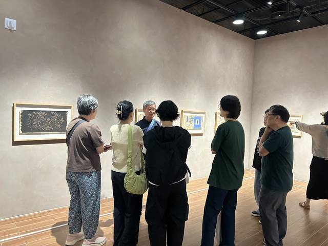 ▲ 제주 설문대 관계자들이 그림책정원을 관람하고 있다. /충북문화재단 제공