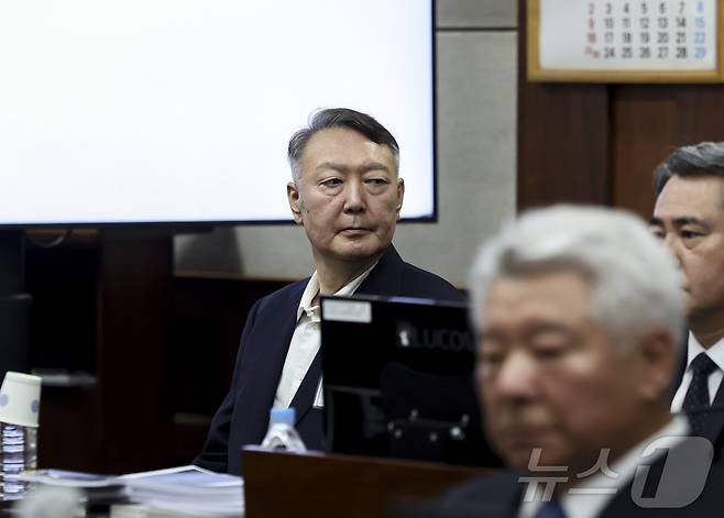 윤석열 전 대통령이 26일 서울 서초구 서울중앙지법에서 열린 특수공무집행방해, 직권남용 권리행사방해 등 혐의 사건 첫 공판에 출석하고 있다. 2025.9.26 ⓒ 뉴스1 사진공동취재단