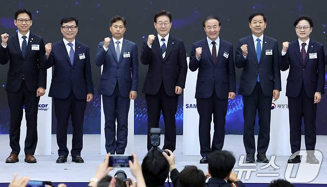 이재명 대통령이 30일 광주 김대중 컨벤션센터에서 열린 서남권 첨단산업 발전비전 국민보고회에서 서남권 첨단산업 육성을 위한 투자양해각서를 마친 참석자들과 기념촬영을 하고 있다. 왼쪽부터 배경훈 부총리 겸 과기정통부 장관, 이진안 앰코테크놀로지코리아 대표, 곽노정 SK하이닉스 대표, 이재명 대통령, 전영현 삼성전자 부회장, 구윤철 부총리 겸 재정경제부 장관, 김정관 산업통상부 장관. (청와대통신사진기자단) 2026.6.30 ⓒ 뉴스1 허경 기자