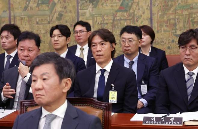 정몽규 대한축구협회장(앞)과 이임생 협회 기술총괄이사(오른쪽부터)와 축구 국가대표팀 홍명보 감독, 정해성 전 협회 전력강화위원장이 국회에서 열린 문체부 전체회의에 참석한 모습. 연합뉴스