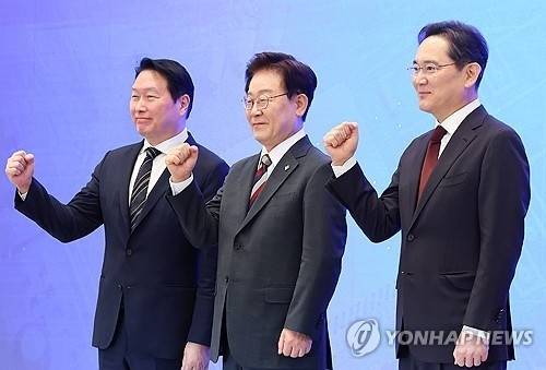 이재명 대통령과 이재용 삼성전자 회장, 최태원 SK그룹 회장이 29일 청와대에서 열린 3대 메가프로젝트 국민보고회에서 기업 투자 발표 후 기념촬영을 하고 있다. 연합뉴스