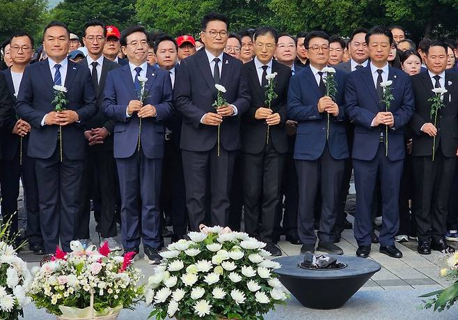 송영길 더불어민주당 의원과 김상욱 울산시장 당선인이 30일 경남 김해시 진영읍 봉하마을을 찾아 고 노무현 전 대통령 묘역에 참배하고 있다. 뉴스1