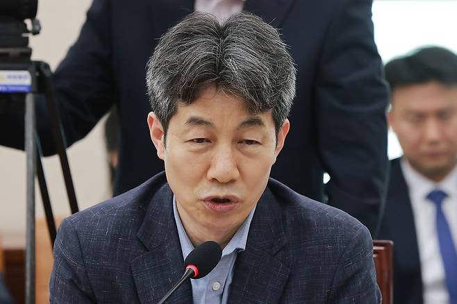 18일 국회에서 열린 제9회 전국동시지방선거 투표용지 부족 사태 등 국민 참정권 침해 진상규명 및 선거관리 개혁을 위한 국정조사 특별위원회 제1차 전체회의에서 여당 간사인 더불어민주당 윤건영 의원이 인사말하고 있다. 연합뉴스