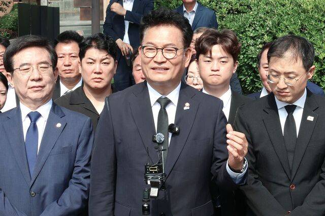 송영길 더불어민주당 의원이 30일 경남 김해 봉하마을 노무현 전 대통령 묘역을 참배한 뒤 취재진 질문에 답하고 있다. 연합뉴스