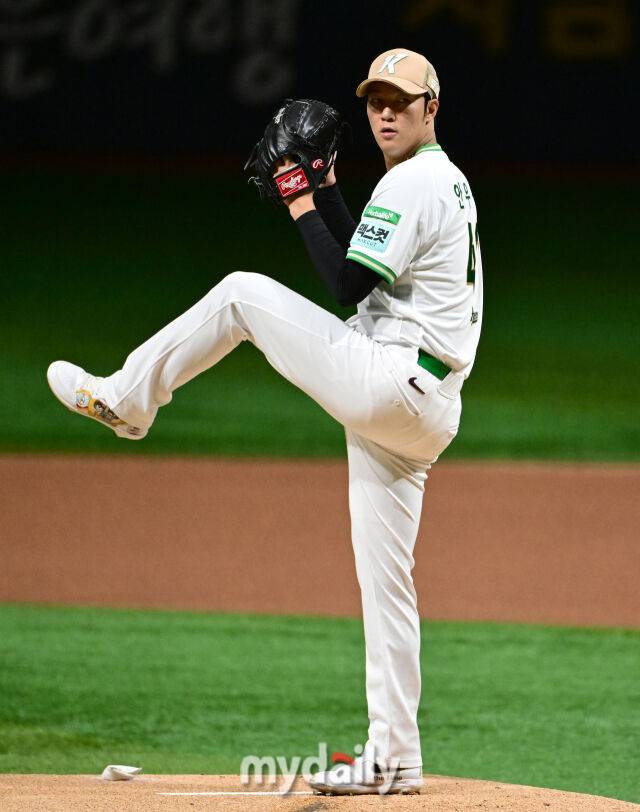 2026년 6월 30일 오후 서울 고척스카이돔에서 열린 '2026 신한 SOL KBO리그' LG 트윈스와 키움 히어로즈 경기. 키움 선발투수 안우진이 역투하고 있다./고척=유진형 기자