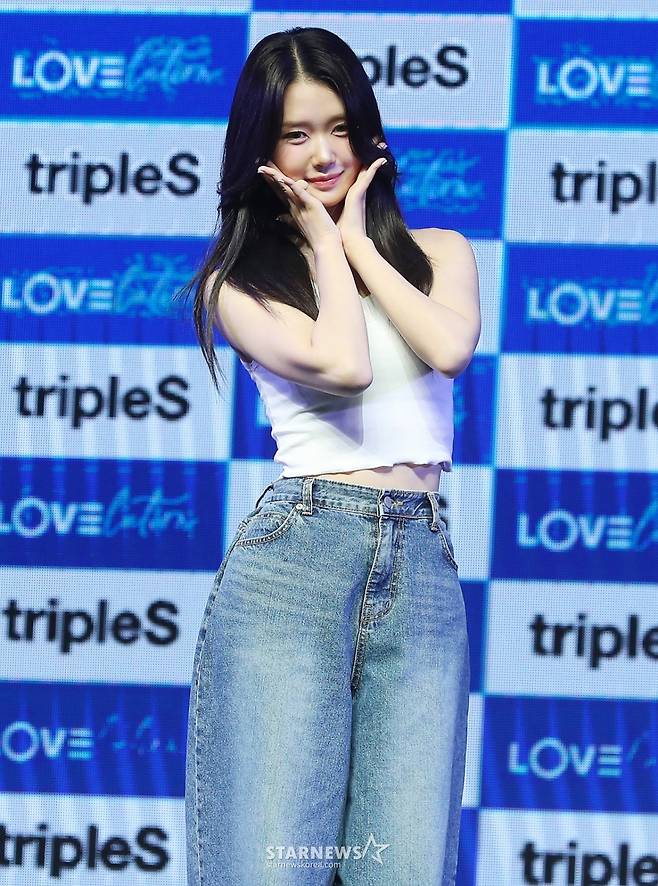 걸그룹 러블루션 유빈이 17일 오후 서울 광진구 예스24 라이브홀에서 진행된 첫 미니앨범 '?(MUHAN)' 발매 기념 쇼케이스에 참석 포즈를 취하고 이다. 러블루션의 첫 미니앨범 '?(MUHAN)'은 로마 숫자의 1000인 ?(CI?)을 기초로, 멤버 숫자인 8을 90도로 회전함과 동시에 ∞(Infinity, 무한대)를 상징한다. 여기에 'MUHAN'이라는 메시지를 더해 이들의 무한한 가능성을 강조했다. 2023.08.17 /사진=김창현