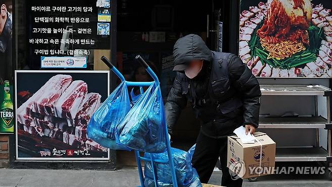 감소하는 자영업자 속 고령층만 증가 (서울=연합뉴스) 김인철 기자 = 사진은 26일 서울 시내의 한 식당가에서 영업 전 식자재를 옮기는 자영업자 모습. 2026.1.26 yatoya@yna.co.kr