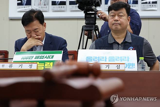 심각한 노사 (세종=연합뉴스) 김주성 기자 = 지난 25일 정부세종청사 최저임금위원회에서 열린 제9차 전원회의에서 류기정 한국경영자총협회(경총) 전무(왼쪽)와 근로자위원인 류기섭 한국노총 사무총장이 발언을 듣고 있다.
지난 회의에서 근로자 측은 올해 최저임금인 1만320원보다 16.3% 인상한 1만2천원으로, 사용자 측은 동결 시급인 1만320원으로 최초 요구안을 공식적으로 제시했다. 2026.6.25 utzza@yna.co.kr