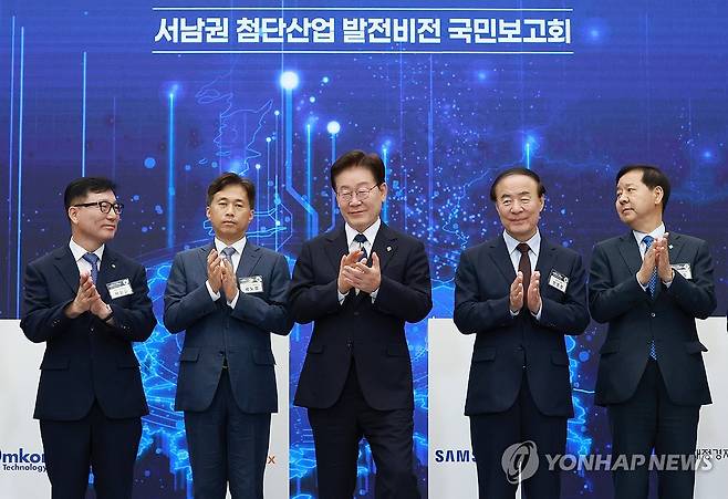 서남권 첨단산업 육성을 위한 MOU (광주=연합뉴스) 한상균 기자 = 이재명 대통령이 30일 광주 김대중컨벤션센터에서 열린 서남권 첨단산업 발전비전 국민보고회에서 정부와 기업의 MOU체결식이 끝난 뒤 참석자들과 박수치고 있다.
왼쪽부터 이진안 앰코테크놀로지코리아 대표, 곽노정 SK하이닉스 대표, 이재명 대통령, 전영현 삼성전자 부회장, 구윤철 부총리 겸 재정경제부 장관. 2026.6.30 xyz@yna.co.kr