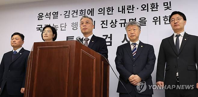 입장발표하는 권창영 종합특검 (과천=연합뉴스) 최재구 기자 = 권창영 특별검사가 25일 과천 사무실에서 윤석열·김건희에 의한 내란·외환 및 국정농단 행위의 진상규명을 위한 특별검사 사무실 현판식을 마치고 특검보들과 입장발표를 하고 있다. 2026.2.25 jjaeck9@yna.co.kr