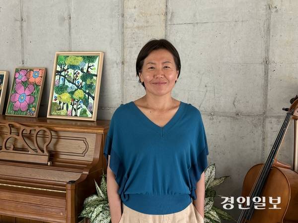 지난달 16일 인천 강화군 양도면에서 만난 김금숙 작가는 “지금까지 해온 작업에 대한 응원을 받은 기분”이라며 국내 만화가 최초로 프랑스 문예공로훈장을 받은 소감을 밝혔다. 2026.6.16 /백효은기자 100@kyeongin.com