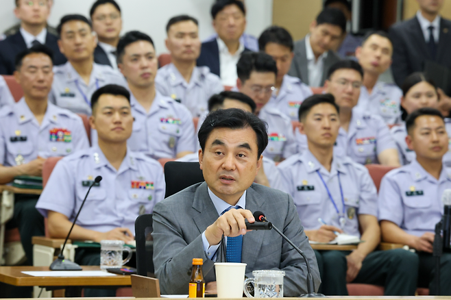 안규백 국방부 장관이 지난 5월27일 서울 노원구 육군사관학교를 방문, 교수 및 훈육관과의 간담회에서 발언하고 있다. 연합뉴스