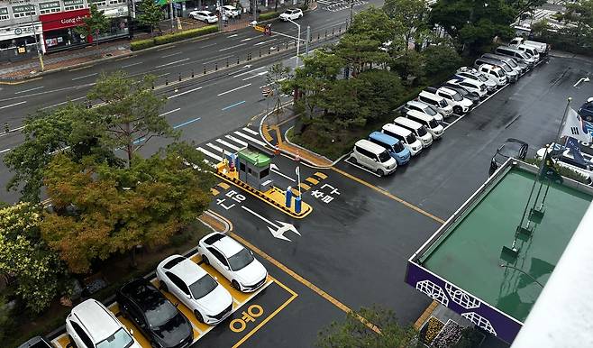 대구 서구청 주차장 전경. /황인무기자