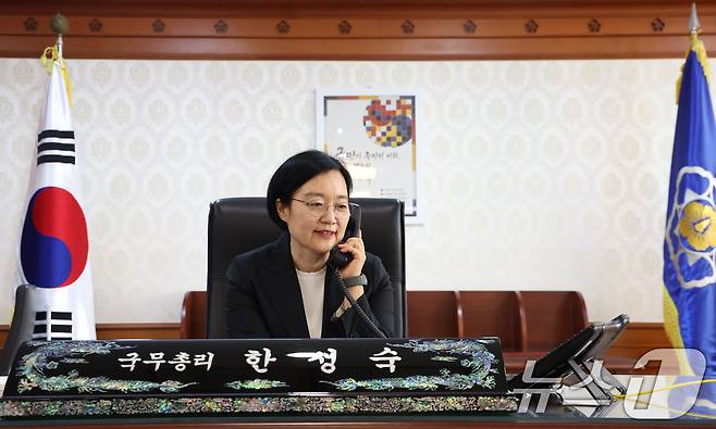 한성숙 국무총리가 1일 오전 서울 종로구 세종대로 정부서울청사에서 취임 후 첫 업무를 시작하고 있다. 2026.7.1 ⓒ 뉴스1 김명섭 기자