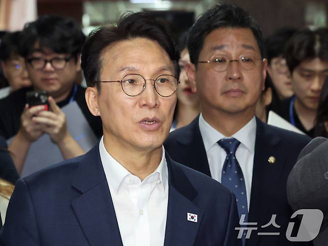 김민석 전 국무총리가 1일 오후 서울 여의도 국회로 들어서고 있다. 이날 이임식을 마치고 국회로 복귀한 김 전 총리는 중앙당과 국회 본청, 소통관, 의원회관 등을 찾아 당직자 등에게 복귀 인사를 전할 예정이다. 2026.7.1 ⓒ 뉴스1 황기선 기자