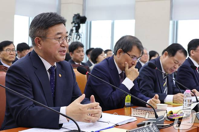 윤호중 행정안전부 장관이 1일 서울 여의도 국회에서 열린 제9회전국동시지방선거투표용지부족 사태 등 국민참정권침해진상규명 및 선거관리개혁을 위한 국정조사 특별위원회에서 의원 질의에 답변하고 있다. 2026.7.1 ⓒ 뉴스1 신웅수 기자