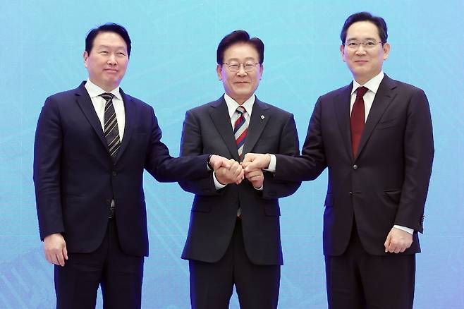 이재명 대통령과 이재용 삼성전자 회장, 최태원 SK그룹 회장이 29일 청와대 영빈관에서 열린 대한민국 대도약 3대 메가프로젝트 국민보고회에서 손을 맞잡고 있다. 2026.6.29 ⓒ 뉴스1