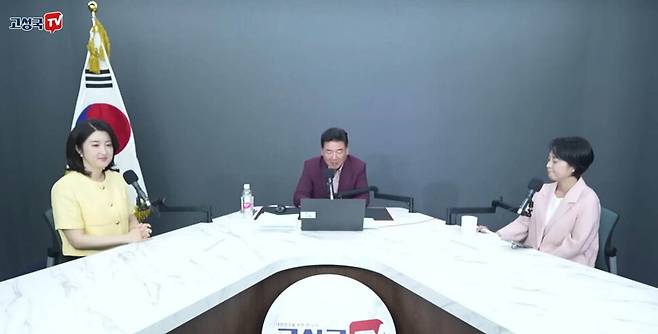 이지애 국민의힘 미디어 대변인(왼쪽)과 극우 성향 유튜버 고성국씨(가운데), 손수조 국민의힘 미디어 대변인(오른쪽) 모습. 고성국티브이(TV) 유튜브 갈무리