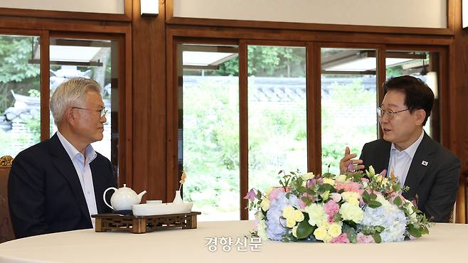 이재명 대통령이 1일 청와대에서 문재인 전 대통령과 오찬 회동에서 대화하고 있다. 2026.07.01. 청와대사진기자단