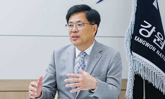 강원대 정재연 총장은 “국내 최초인 ‘1도 1국립대학’ 출범은 고등교육 체계의 구조적 전환을 이끌어 내는 새로운 도전”이라고 강조했다. 정 총장은 학생들이 자부심과 자신감을 갖고 사회에 진출하는 대학을 만들겠다고 약속했다. 춘천=최상수 기자