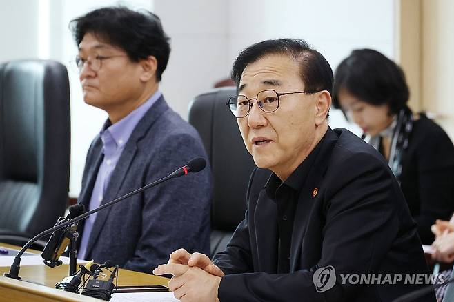 '자율주행 AI' 전문가 간담회 (세종=연합뉴스) 김주성 기자 = 김윤덕 국토교통부 장관이 1일 세종시 정부세종청사에서 '자율주행 AI 전문가 간담회'를 주재하고 있다. 2026.7.1 utzza@yna.co.kr