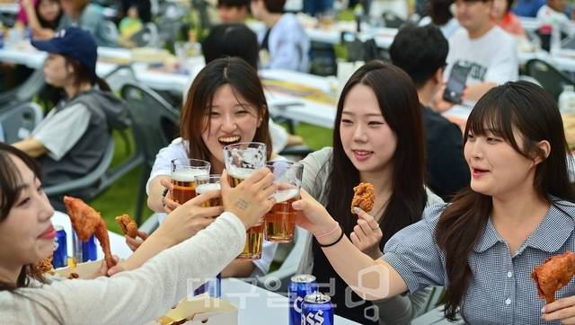 맥주와 치킨을 들고 건배를 하는 시민들. 김진홍 기자 solmin@idaegu.com
