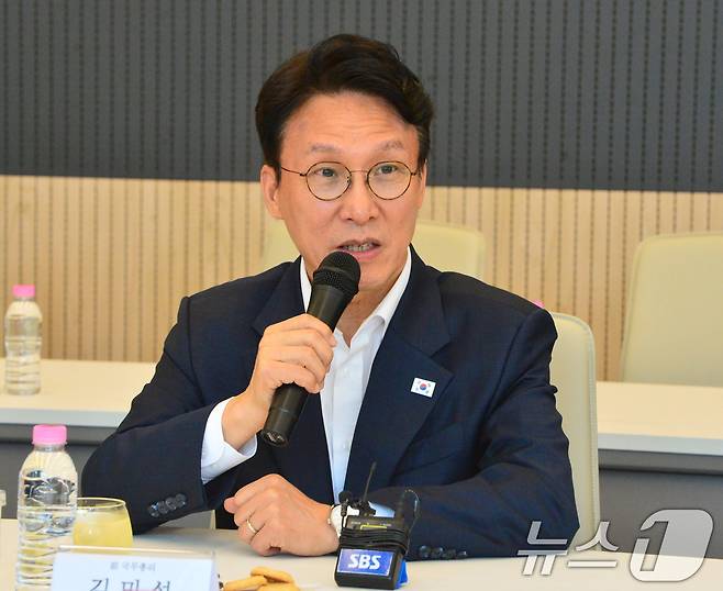 김민석 전 국무총리가 2일 오후 충북 청주시 SK 하이닉스 청주4캠퍼스를 방문, 모두발언을 하고 있다. (공동취재) 2026.7.2 ⓒ 뉴스1 황기선 기자