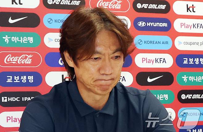 한국 축구 국가대표팀 홍명보 감독이 28일(현지시간) 멕시코 과달라하라 인근 사포판 치바스 바예 베르데 훈련장에 마련된 베이스캠프에서 열린 월드컵 결산 기자회견에서 부진에 대한 책임을 지고 감독직에서 물러나겠다는 뜻을 밝히고 있다. 2026.6.29 ⓒ 뉴스1 박지혜 기자