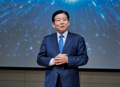 단상에 오른 김신 완도군수가 수산업 붕괴 위기와 관광 침체 등 지역이 직면한 난제를 타개하기 위한 비전을 발표하고 있다. 이준경 기자
