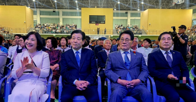 완도군수 취임식에서 김신 군수, 박지원 국회의원, 최정욱 완도군의회 의장이 나란히 자리에 앉아 있다. 이준경 기자