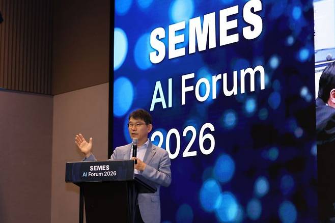 심상필 세메스 대표가 2일 경기 성남시 더블트리 힐튼 판교 그랜드볼룸에서 열린 '세메스 AI 포럼 2026'에서 발표하고 있다. 세메스