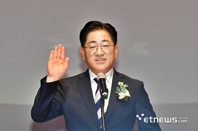 이기형 김포시장이 1일 김포아트홀 대공연장에서 열린 민선9기 김포시장 취임식에 참석해 선서를 하고 있다. 김포시 제공.
