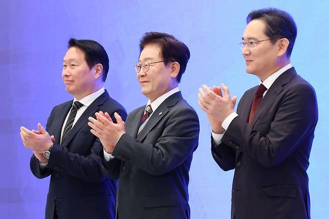 이재명 대통령과 이재용(오른쪽) 삼성전자 회장, 최태원 SK 회장이 지난 달 29일 청와대 영빈관에서 열린 ‘대한민국 대도약 3대 메가프로젝트 국민보고회’에서 박수를 치고 있다. 뉴시스 제공